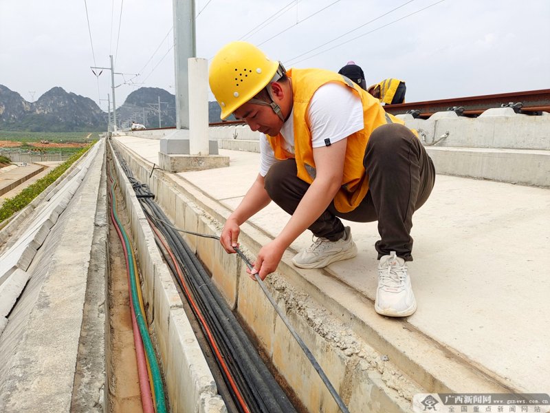 高锟与康宁：玻璃光纤与塑料光纤的技术对决